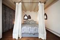 Thiết kế giường ngủ độc đáo với rèm vải